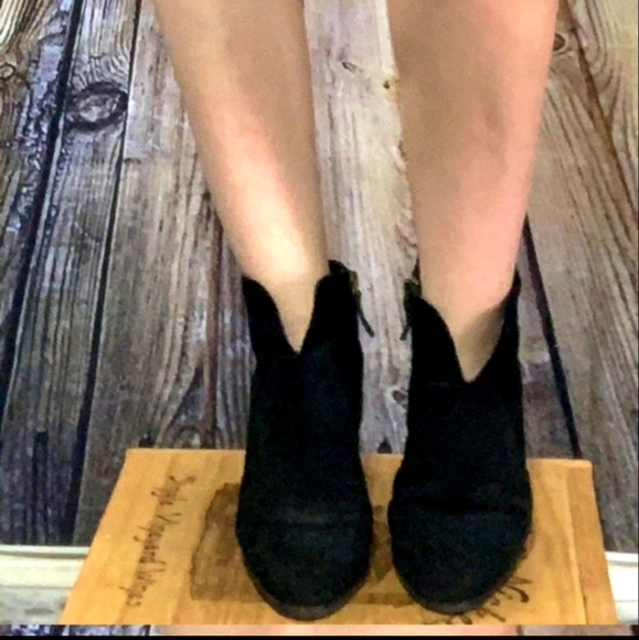 Tesori Shoes - Tesori front open slit leather ankle boots